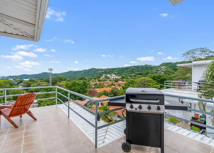 Modern Top-floor With Panoramic Views And Community Pool *