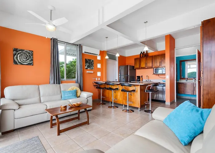 Modern Top-floor With Panoramic Views And Community Pool