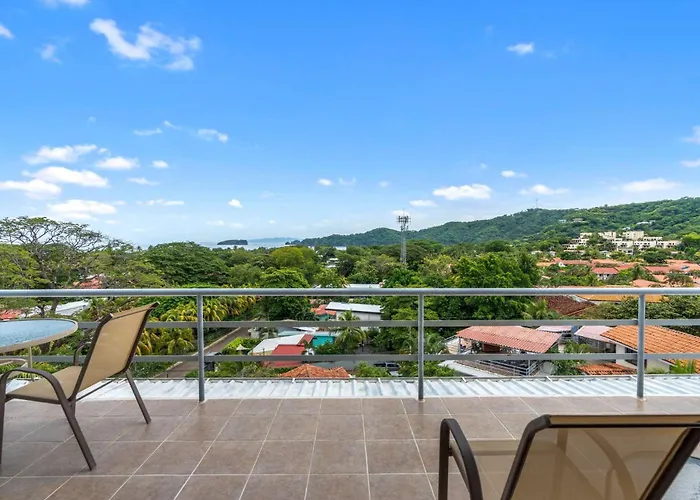 Modern Top-floor With Panoramic Views And Community Pool *