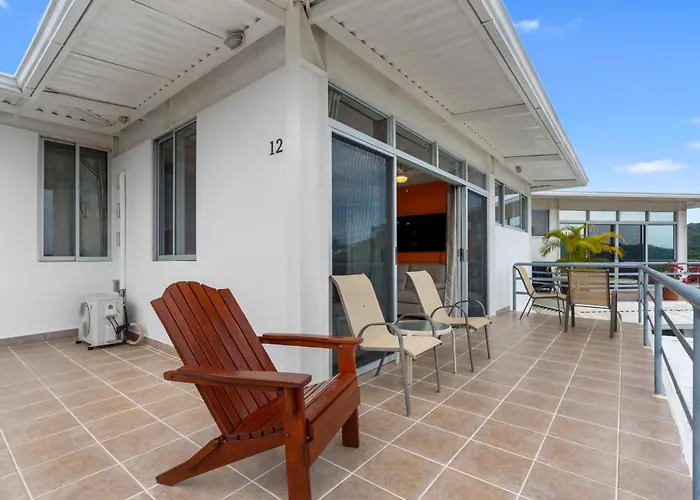 Modern Top-floor With Panoramic Views And Community Pool