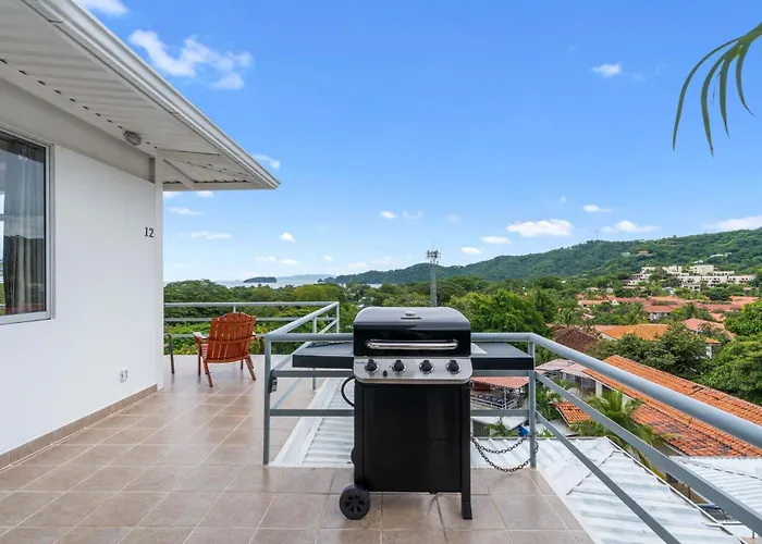 Modern Top-floor With Panoramic Views And Community Pool *