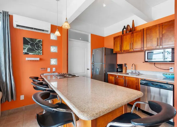 Modern Top-floor With Panoramic Views And Community Pool