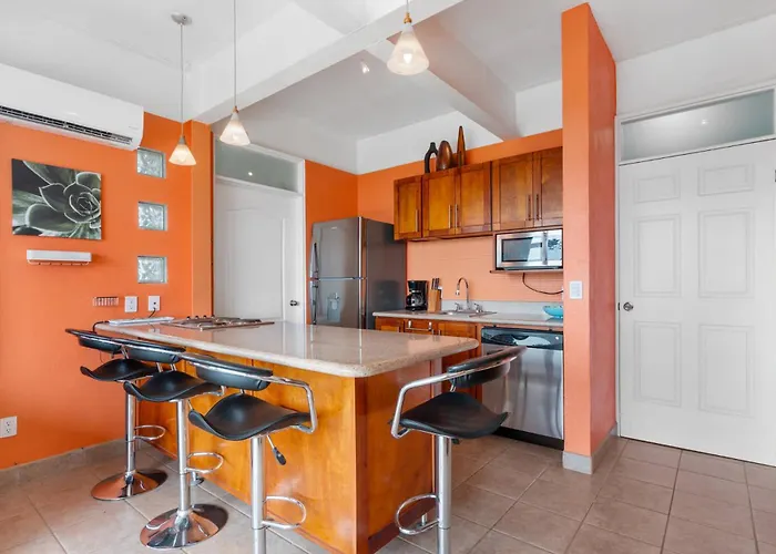 Modern Top-floor With Panoramic Views And Community Pool Сasa de vacaciones