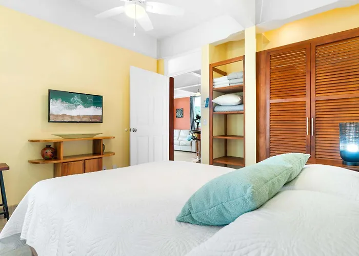 Modern Top-floor With Panoramic Views And Community Pool